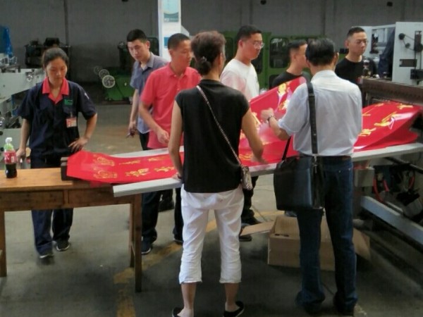 對(duì)聯(lián)燙金機(jī)試機(jī)客戶(hù)連連稱(chēng)贊！